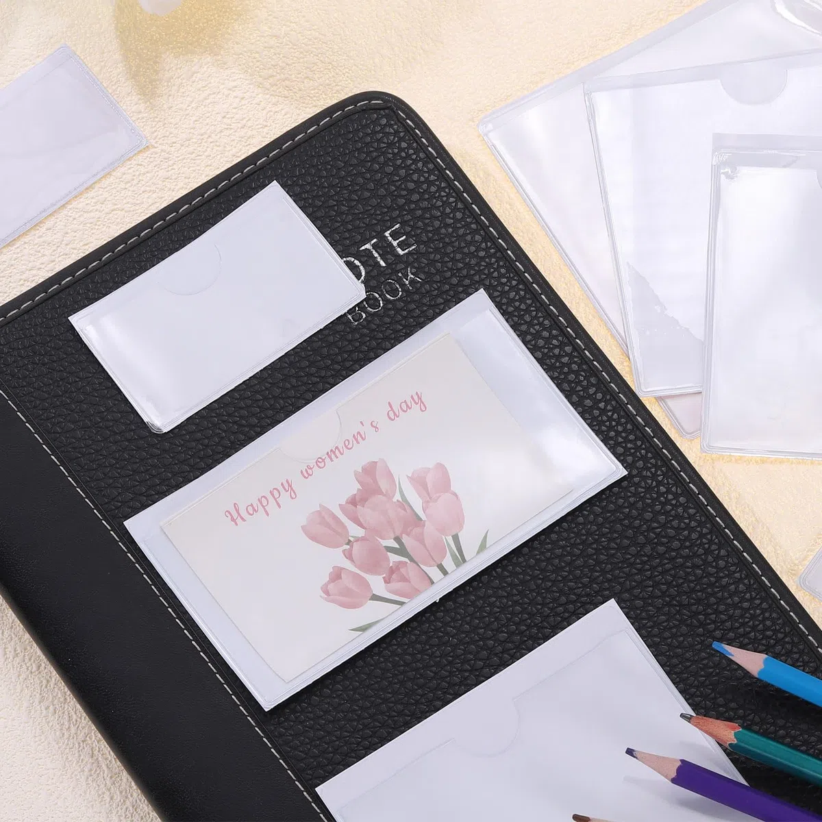 QUARKZMAN 50 Pz Tasche Autoadesive per Carte Indice con Apertura Superiore per Caricamento, 7 x 9 cm Custodia per Etichette Carte Indice Trasparenti in PVC per Carte Biblioteca