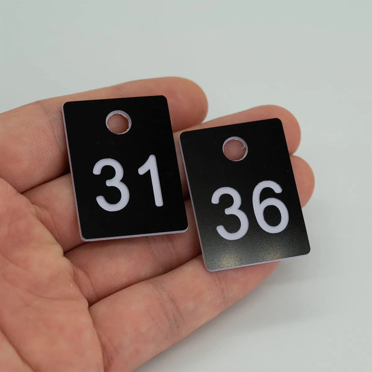 Targhette portachiavi rettangolari numerate, in plastica ABS, numerate, con foro (1-50, nero)